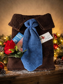 Elegantes Handtuchhemd für Herren aus braunem Handtuch mit blauer Krawatte, großer Rose und Yogurette - Geldgeschenk für Vatertag und Geburtstag, Handarbeit aus Jandelsbrunn mit Wunschtext Anhänger